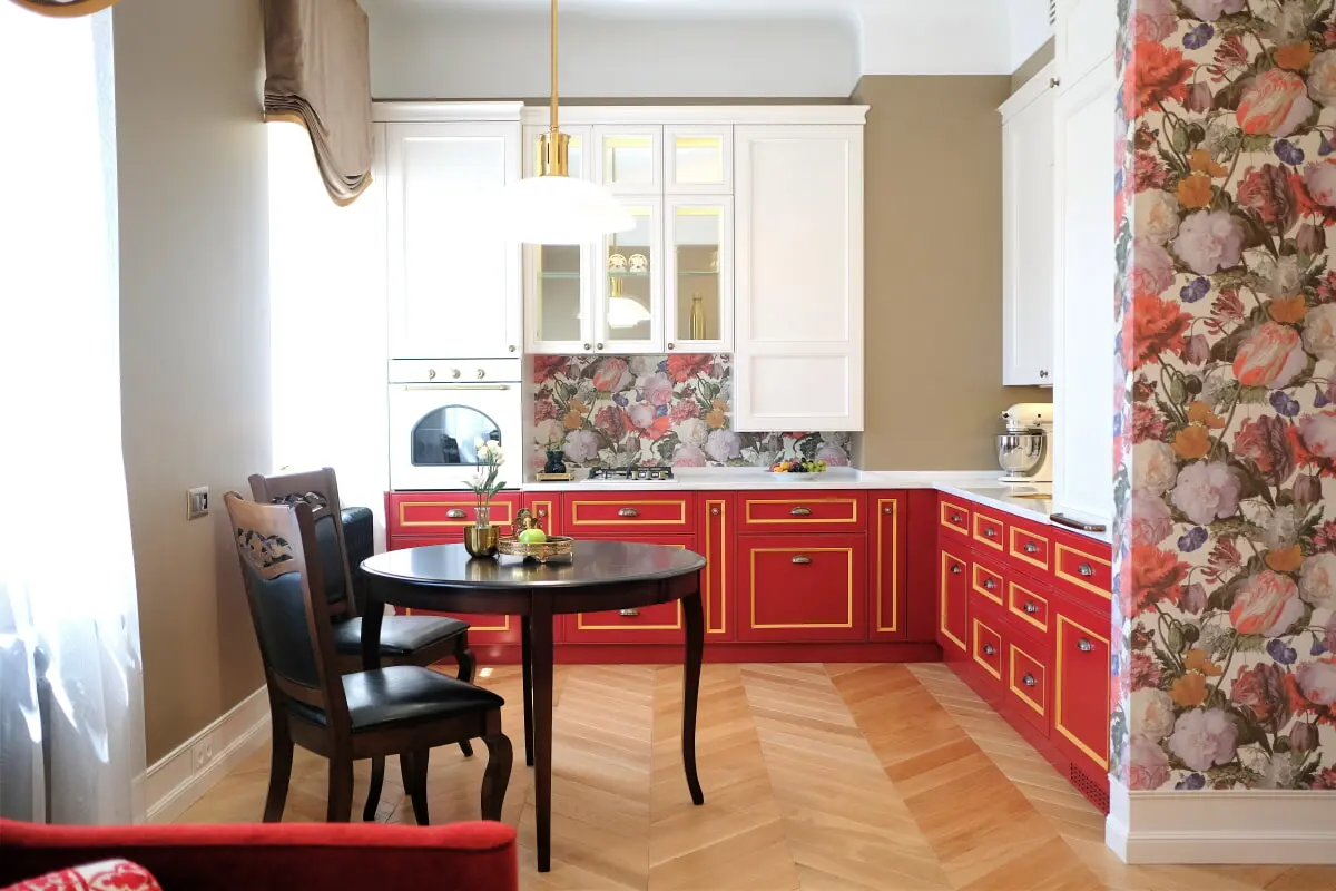 Интригующая красно-белая кухня с желтыми штапиками, 53 миниатюры