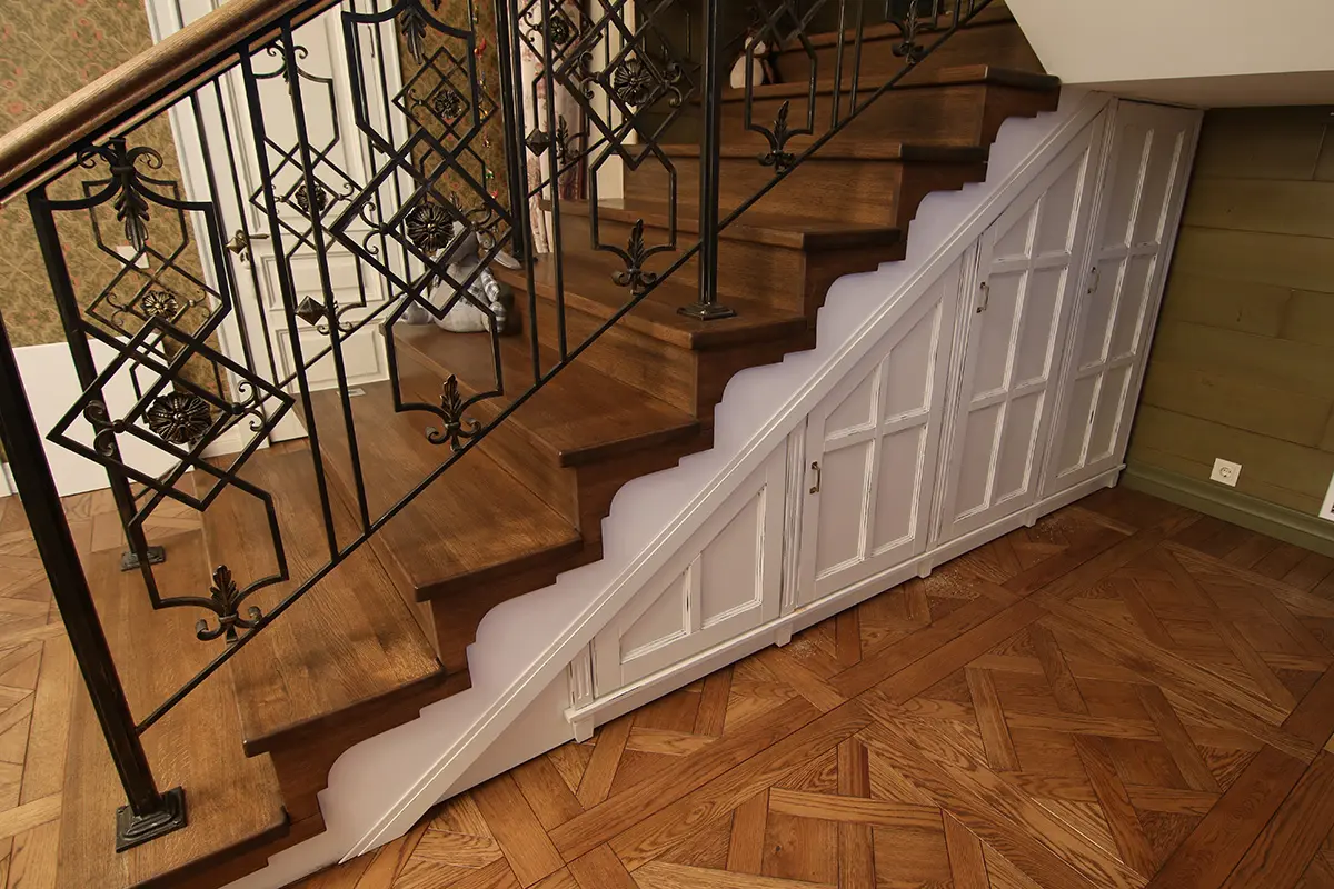 Скрытый треугольный шкаф под лестницей в коттедж, 45 миниатюр