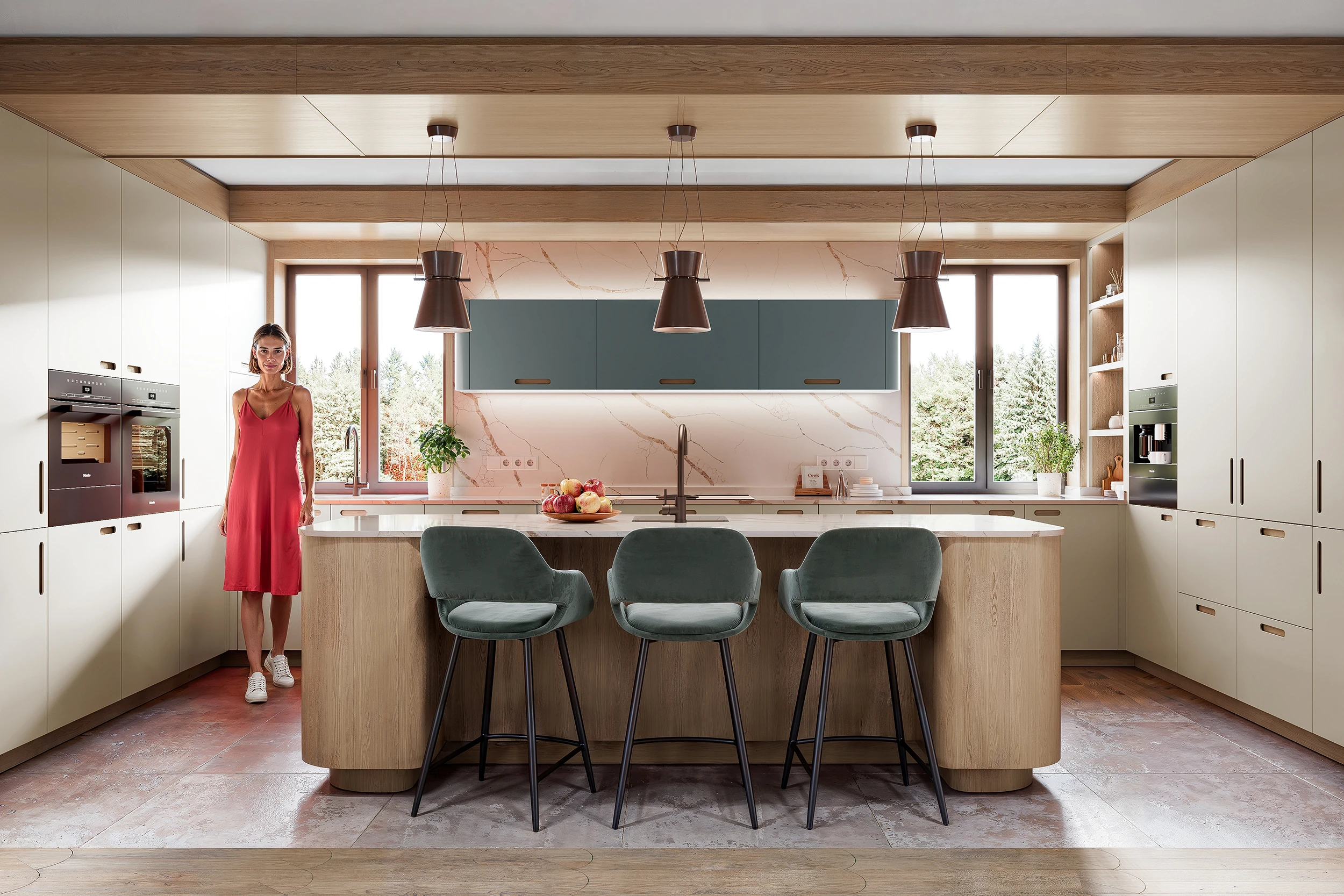 Большая кухня с бежевыми, зелёными фасадами и деревянным островом МАЛЕВИЧ СТАДИОН John Green