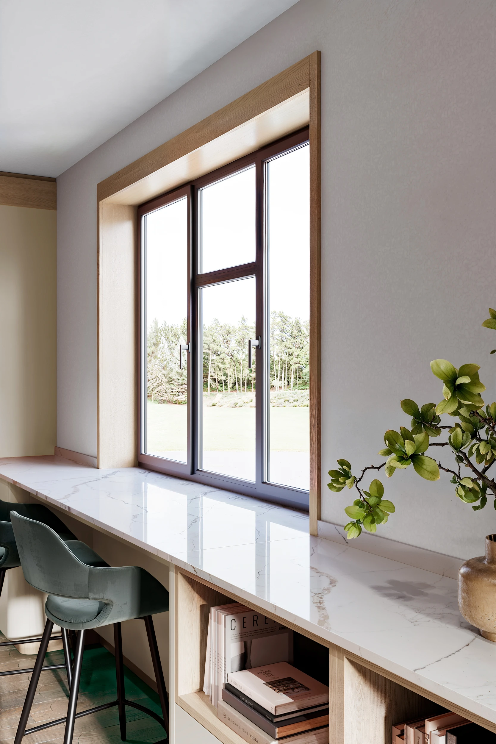 Облицовка кухонного окна в древесном декоре, аналогичном мебели МАЛЕВИЧ СТАДИОН John Green Дизайн наличников и откосов у кухни МАЛЕВИЧ СТАДИОН John Green