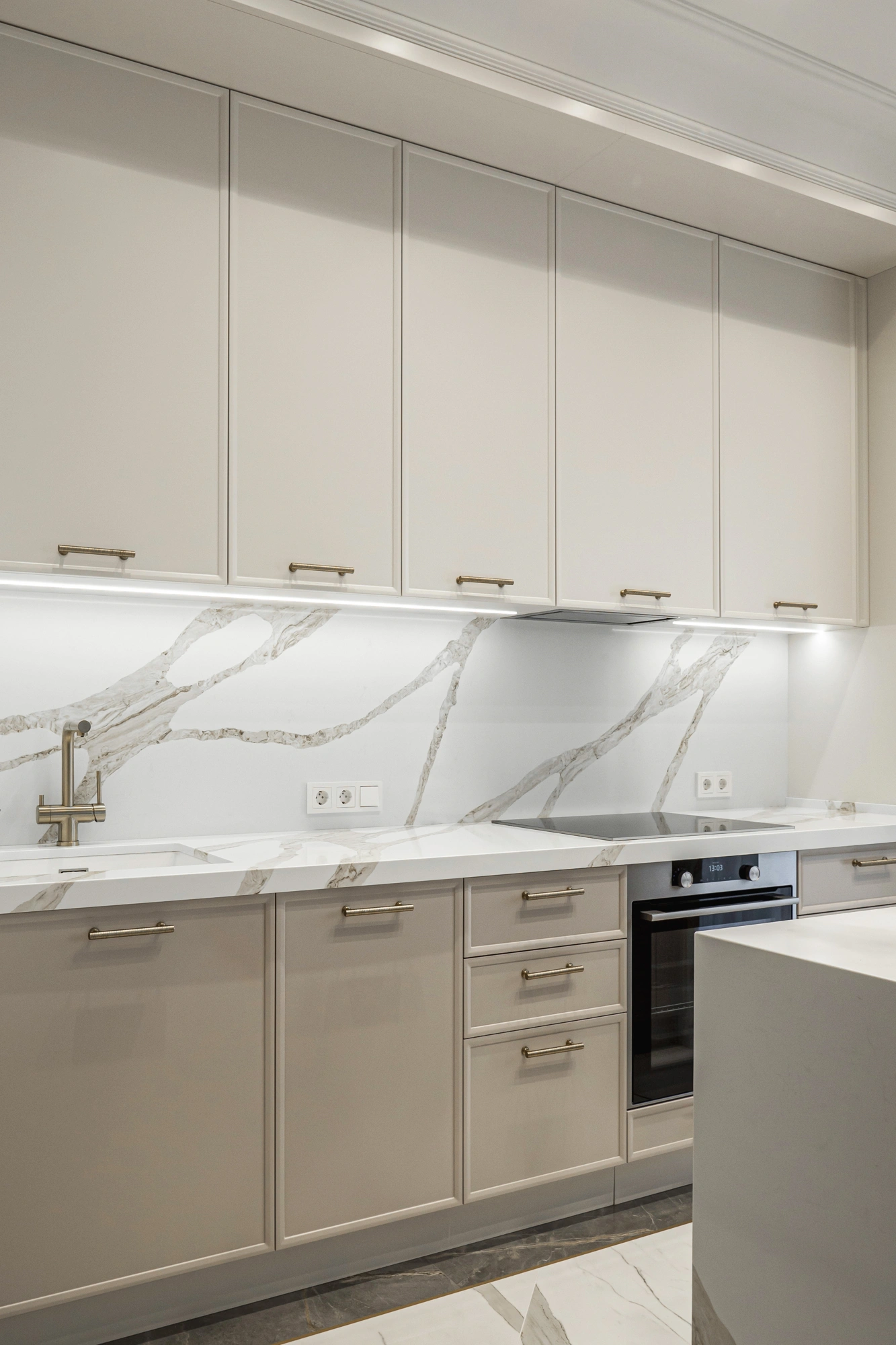 Два цвета в дизайне кухни