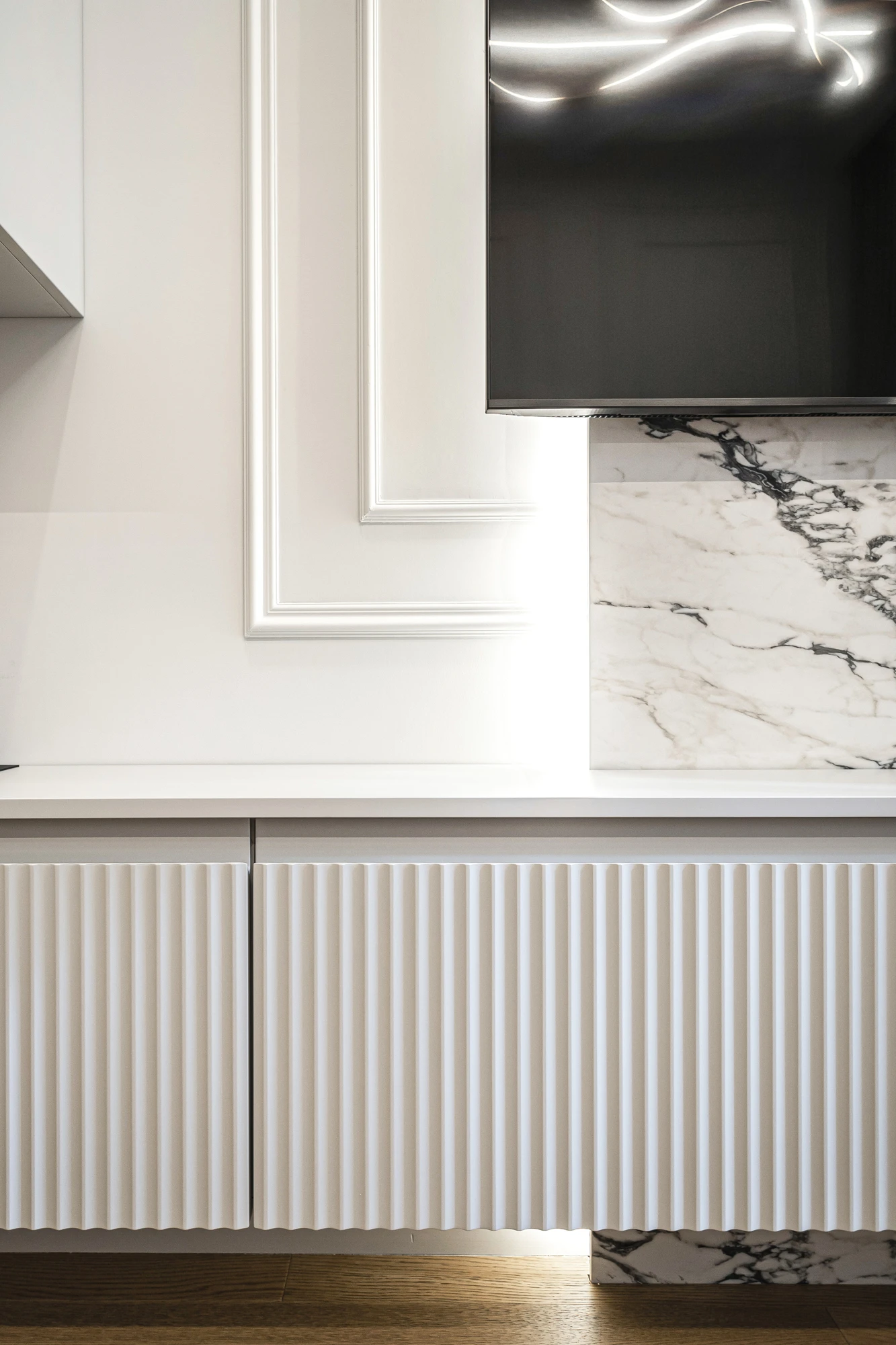 рифленные фасады на подвесной тумбе рифленные фасады на подвесной тумбе