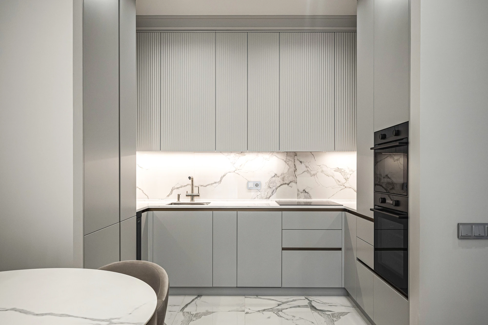 Серая кухня без ручек Серая кухня без ручек